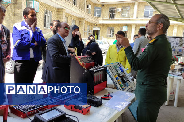 نمایشگاه آثار هنری هنرستان‌ها به‌مناسبت هفته مشاغل 