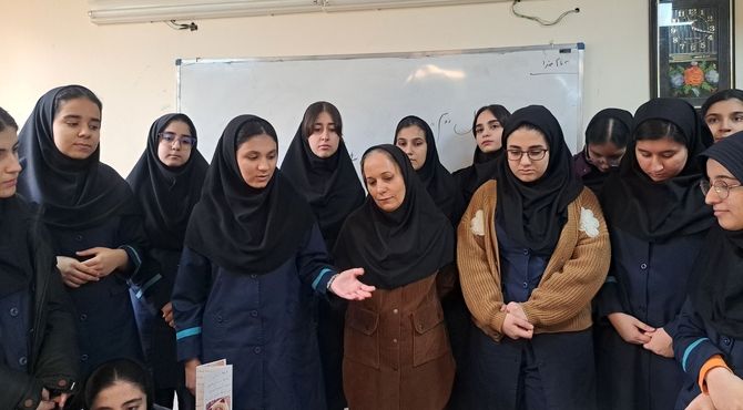 ترکیب شیمی و سلامتی در جشنواره غذای سالم دانش‌آموزان دبیرستان فرزانگان سمپاد ملارد