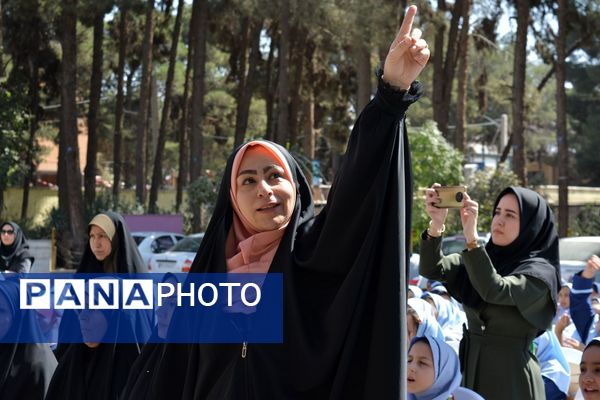 جشن عاطفه‌ها؛ لبریز از مهربانی در دبستان دخترانه قدر بهارستان ۲