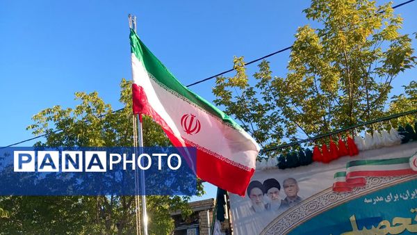 نواختن زنگ استانی مهر، ایثار و مقاومت در مدرسه نمونه دولتی ۹ دی به مناسبت آغاز سال تحصیلی و هفته دفاع مقدس