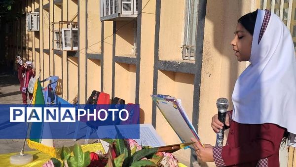دیدار صمیمانه مأموران نیروی انتظامی با دانش‌آموزان دبستان استقلال 