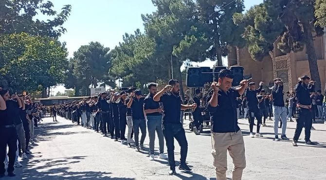 مراسم عزاداری و زنجیر زنی به مناسبت شهادت امام حسن عسکری«ع» 