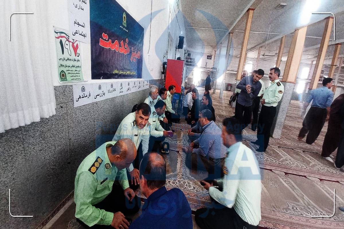 میز خدمت نیروی انتظامی دهگلان پس از نماز جمعه برپا شد