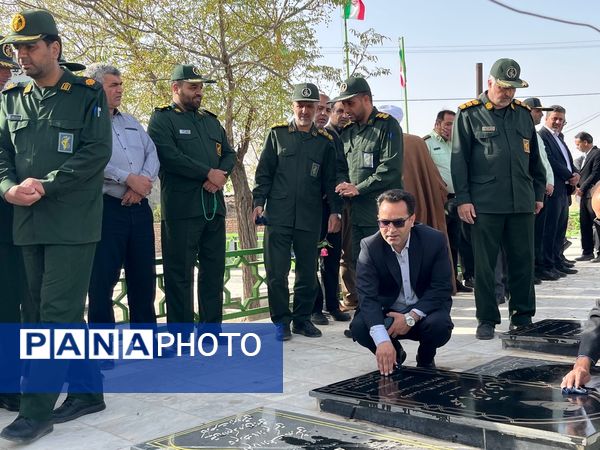 بازدید و غبار روبی مسئولین از مزار شهدای روستای دهنو خلیل آباد 