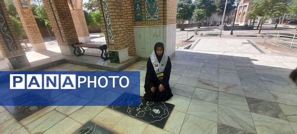 غبار روبی مزار شهدا شهرستان خلیل آباد توسط دانش آموزان بسیجی اموزشگاه مرحوم پاکدل 