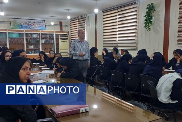 کارگاه آموزشی پیشگیری از آسیب‌های اجتماعی در دبیرستان دستغیب ناحیه 3 شیراز