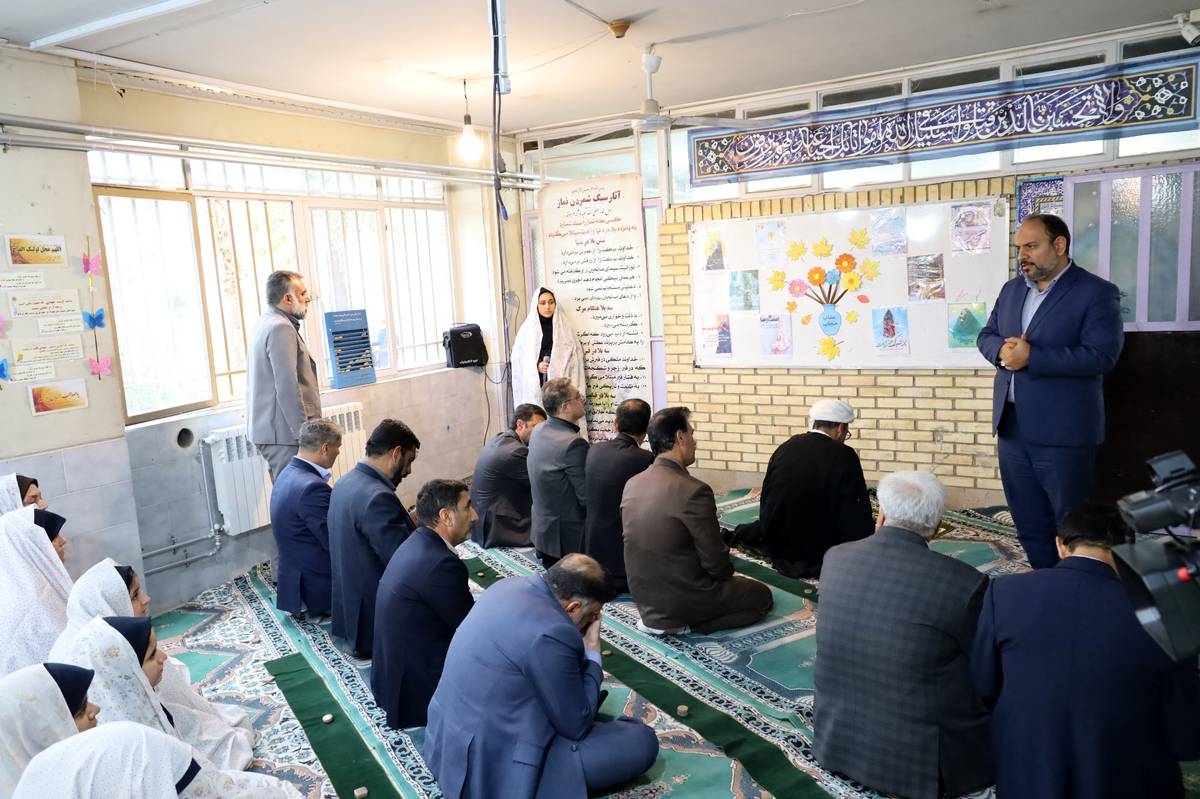 حضور معاون پرورشی و فرهنگی وزارت آموزش‌وپرورش در مراسم اقامه نماز جماعت دبیرستان الزهرا شیراز