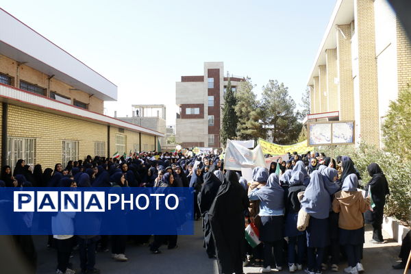 حضور پرشور دانش آموزان محلاتی در راهپیمایی 13 آبان 