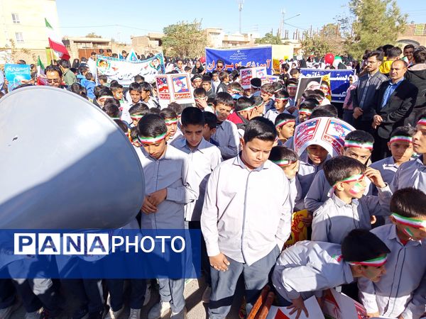 قدم‌های کوچک، ایمان‌های بزرگ؛ حضور باشکوه دانش‌آموزان دبستان برادران ابراهیمی‌نیا در ۱۳ آبان