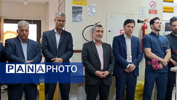 اهدای گل توسط دانش‌آموزان به پرستاران به مناسبت روز پرستار 