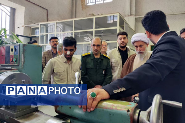 بازدید نماینده ولی فقیه استان فارس از هنرستان طالقانی در آستانه هفته بسیج