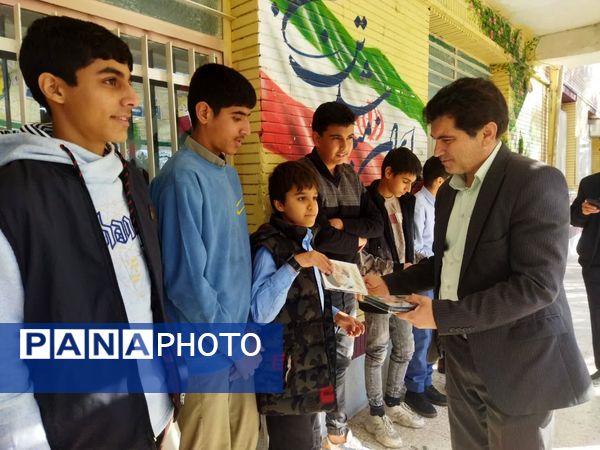 تقدیر از دانش‌آموزان فعال حوزه فرهنگی و مذهبی دبیرستان نمونه دانش