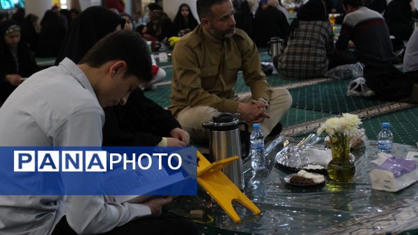 محفل قرآنی خانوادگی و افطاری ساده در مصلی خاتم‌الانبیا زنجان