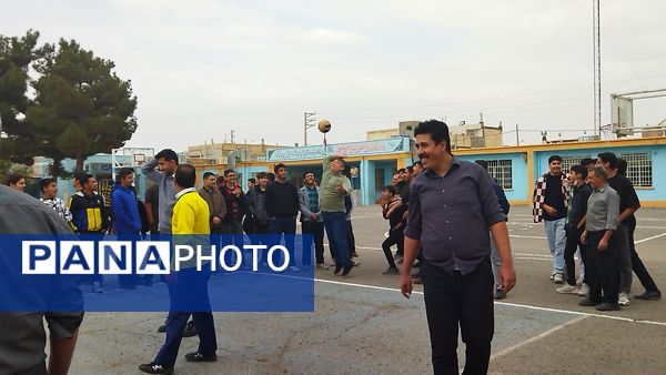 مسابقه والیبال بین دو تیم منتخب دبیران و منتخب دانش آموزان در دبیرستان شاهد ابوذر غفاری 