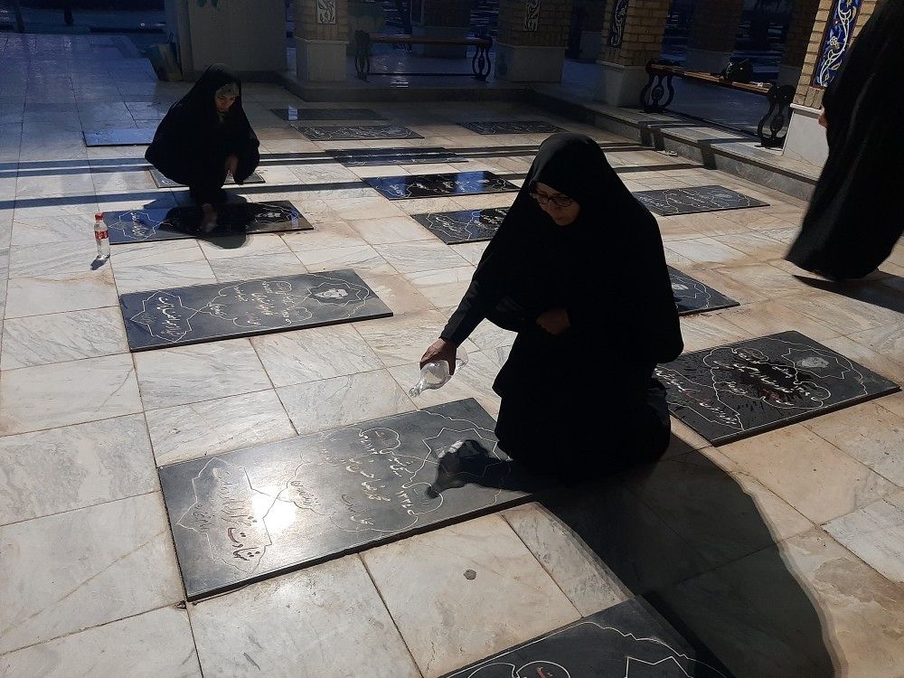 غبار‌روبی مزار شهدا و دیدار با مادر شهید در خلیل‌آباد