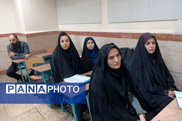 برگزاری کارگاه توانمندسازی نیروی انسانی ویژه نومعلمان در دبستان علی اکبر طالبی ناحیه یک شهرری