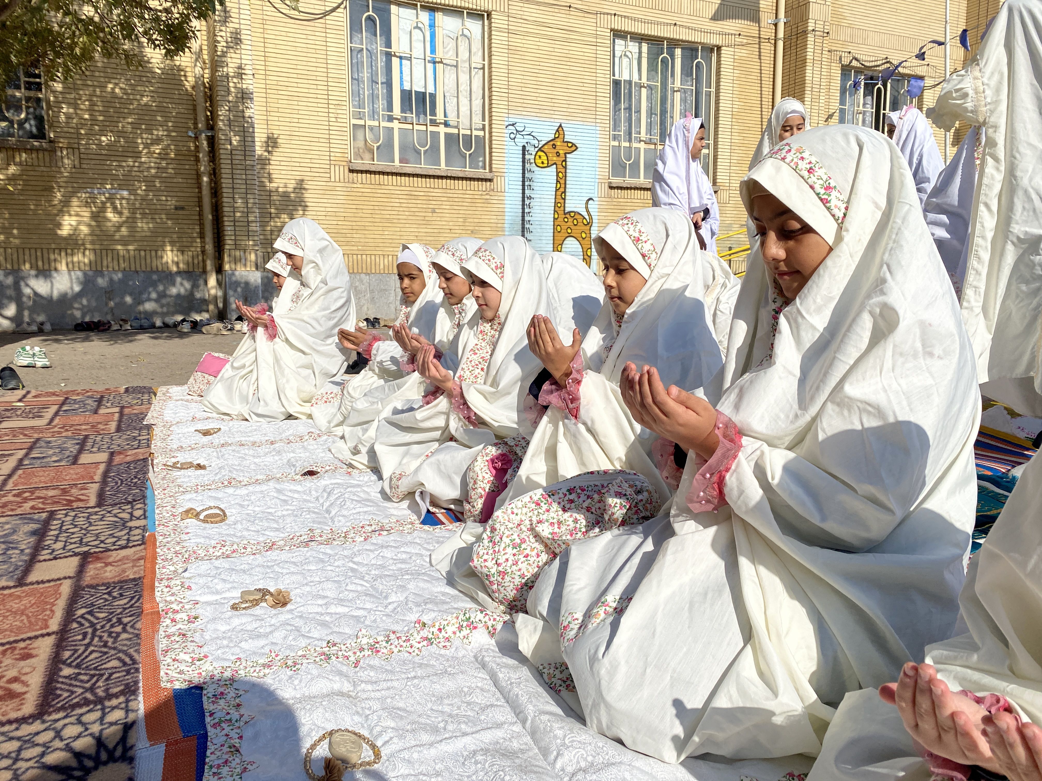 آسمان باخرز به امید رحمت؛ نماز باران با حضور دانش‌آموزان و مسئولان اقامه شد