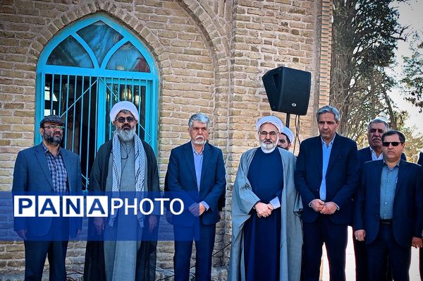 وزیر فرهنگ و ارشاد اسلامی غبار از مزار شهدای امامزاده سید حمزه کاشمر برداشت
