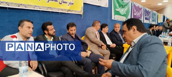 برپایی میز خدمت ادارات در مصلای نماز جمعه شهرستان محمودآباد