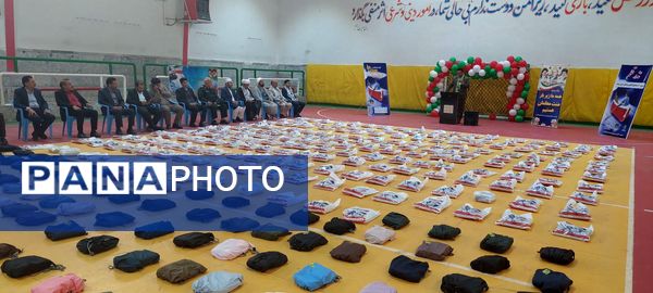 توزیع بسته‌های نوشت افزار ویژه دانش‌آموزان کم برخوردار در باخرز 
