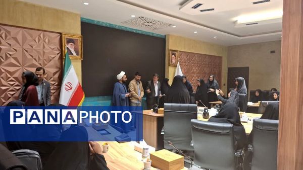 نشست صمیمی با حضور مسئولان و دانشآموزان زینب نام در یزد