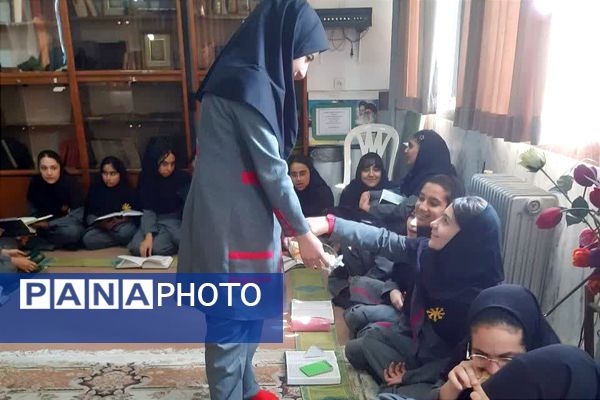 جلسه انس با قرآن و گفتمان دینی در دبیرستان فرزانگان قائمشهر