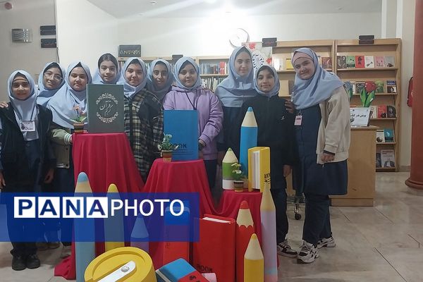 ایجاد غرفه‌های کتاب توسط دانش‌آموزان به مناسبت هفته کتاب و کتابخوانی در ناحیه دو شهرری 