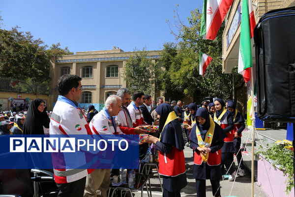 جشن عاطفه‌ها در دبیرستان ۱۳ آبان تبریز
