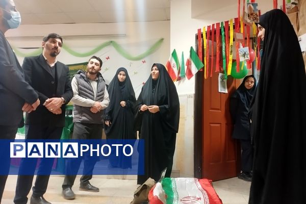 به نمایش گذاشتن گوشه ای از برکات انقلاب اسلامی در مدرسه انقلاب دبیرستان حق شناس2