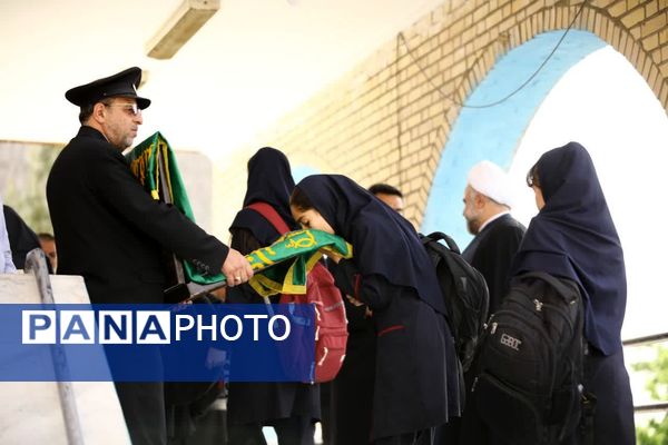 حضور کاروان زیر سایه خورشید در متوسطه آیین تربیت اندیشه