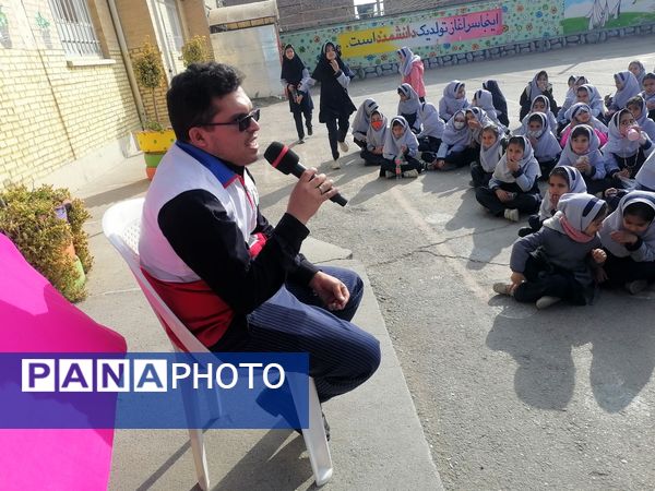  آموزش نحوه پناهگیری وآمادگی برای  مانور زلزله