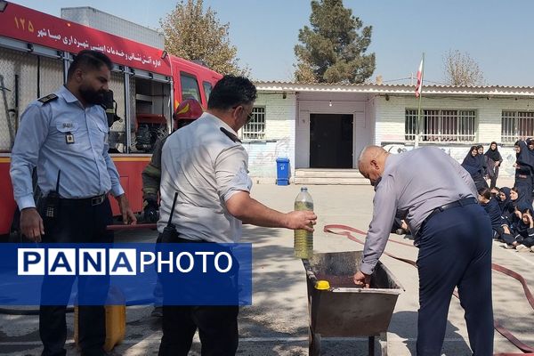 آموزش اصول اولیه آتش‌نشانی در مدرسه زکیه صباشهر
