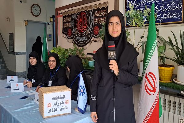 تبلور مشارکت اجتماعی با انتخابات شورای دانش‌آموزی دبیرستان فرزانگان۲ قم