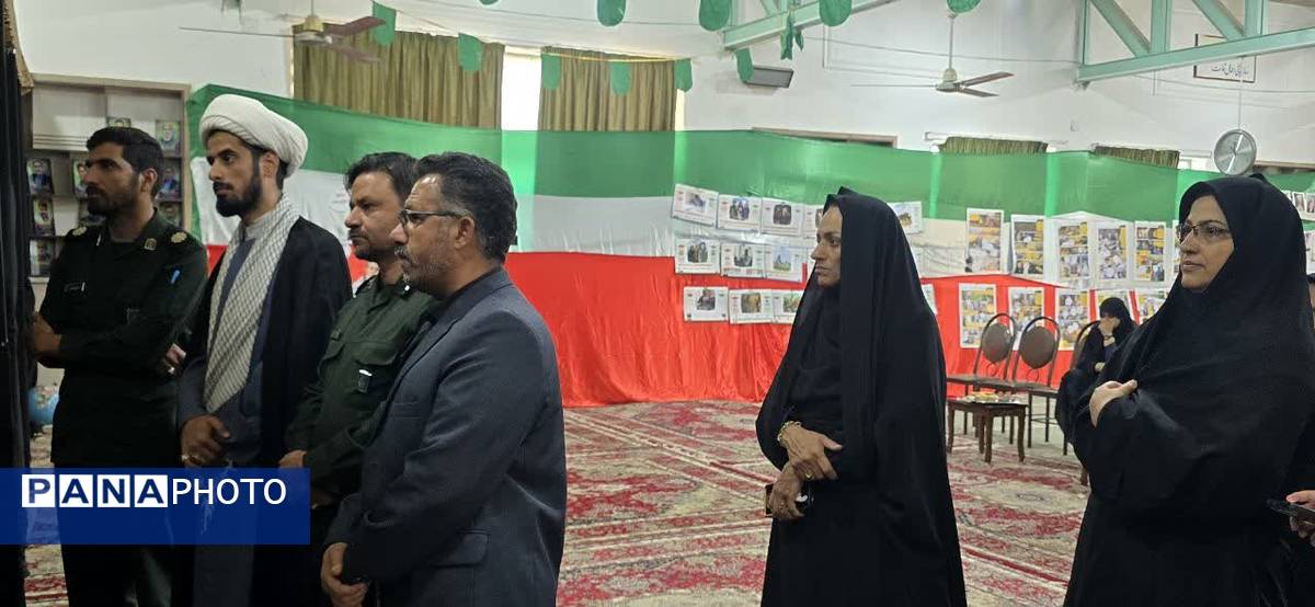 برگزاری نمایشگاه استکبارستیزی در دبیرستان نمونه حضرت معصومه(س) بافق