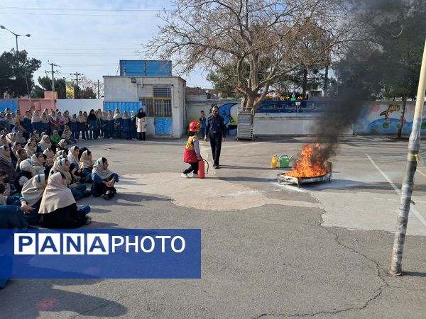 آموزش پیشگیری از مخاطرات چهارشنبه سوری در دبستان سمیه