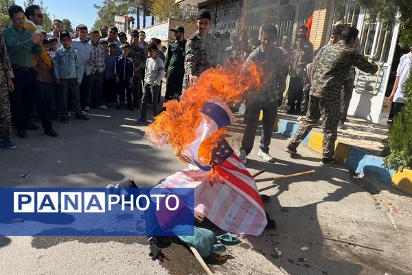 حضور حماسی دانش‌آموزان در راهپیمایی باشکوه ۱۳ آبان ماه در سورمق