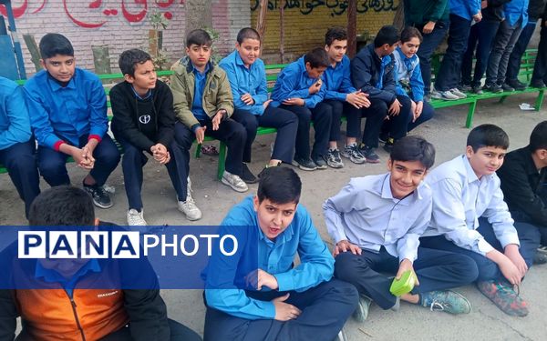 برگزاری آخرین  مسابقه فوتبال در حضور پرشور و هیجان انگیز دانش آموزان و کادر مدرسه