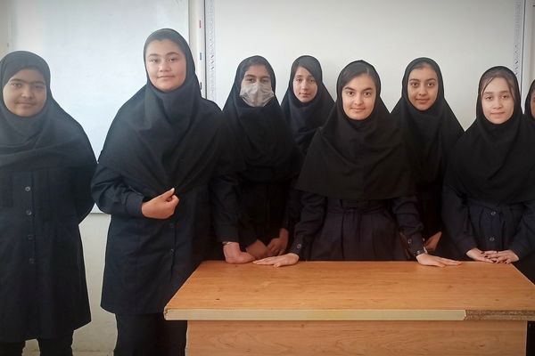 عکس یادگاری دانش آموزان آموزشگاه آیت الله اراکی روستا قلعه یزدان