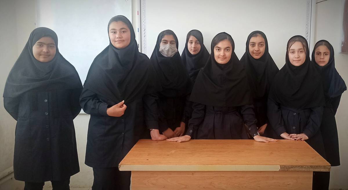 عکس یادگاری دانش آموزان آموزشگاه آیت الله اراکی روستا قلعه یزدان