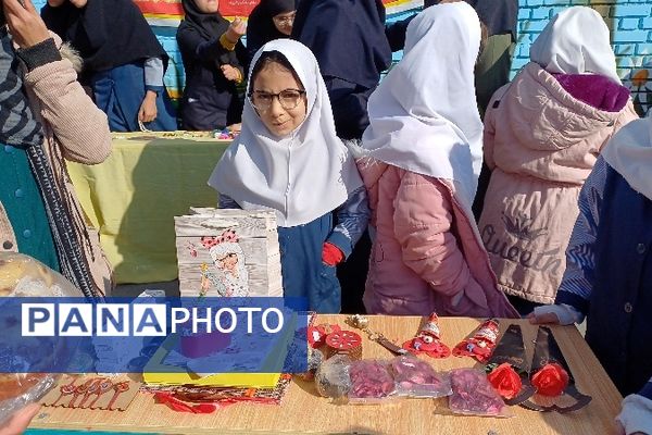 برپایی بازارچه درون مدرسه‌ای در دبستان ربابه هاشمیان یزدی شیروان