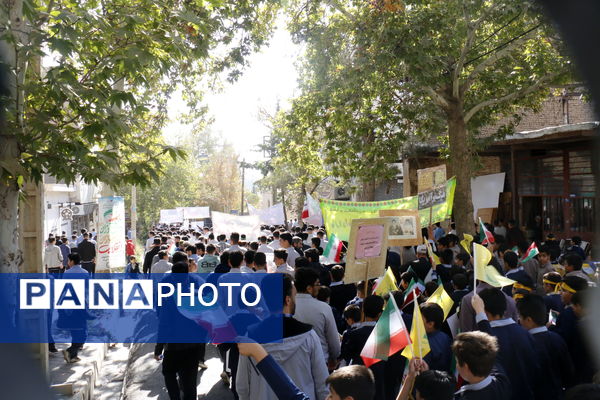 حضور پرشور دانش آموزان محلاتی در راهپیمایی 13 آبان 
