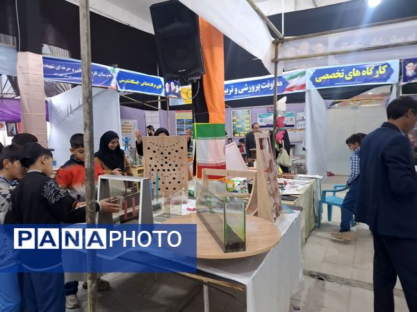 بازدید دانش آموزان مدرسه شهید عامری از نمایشگاه پژوهش و فناوری در خلیل آباد