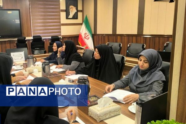 نشست هم اندیشی مسئولین قطب های پنج گانه گروه آموزشی تربیتی درس تفکر و سبک زندگی شهرستان های استان تهران