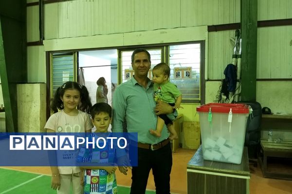 حضور پرشور کودکان در کنار والدین پای صندوق‌های رای نصیرشهر 