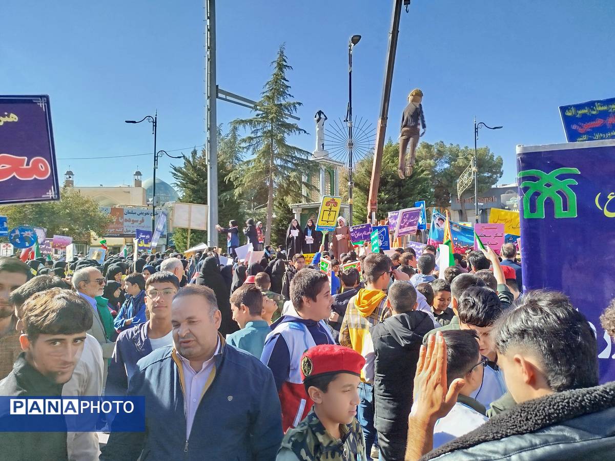 مردم کاشمر با گام‌های استوار در مسیر آرمان‌های انقلاب گام برداشتند 