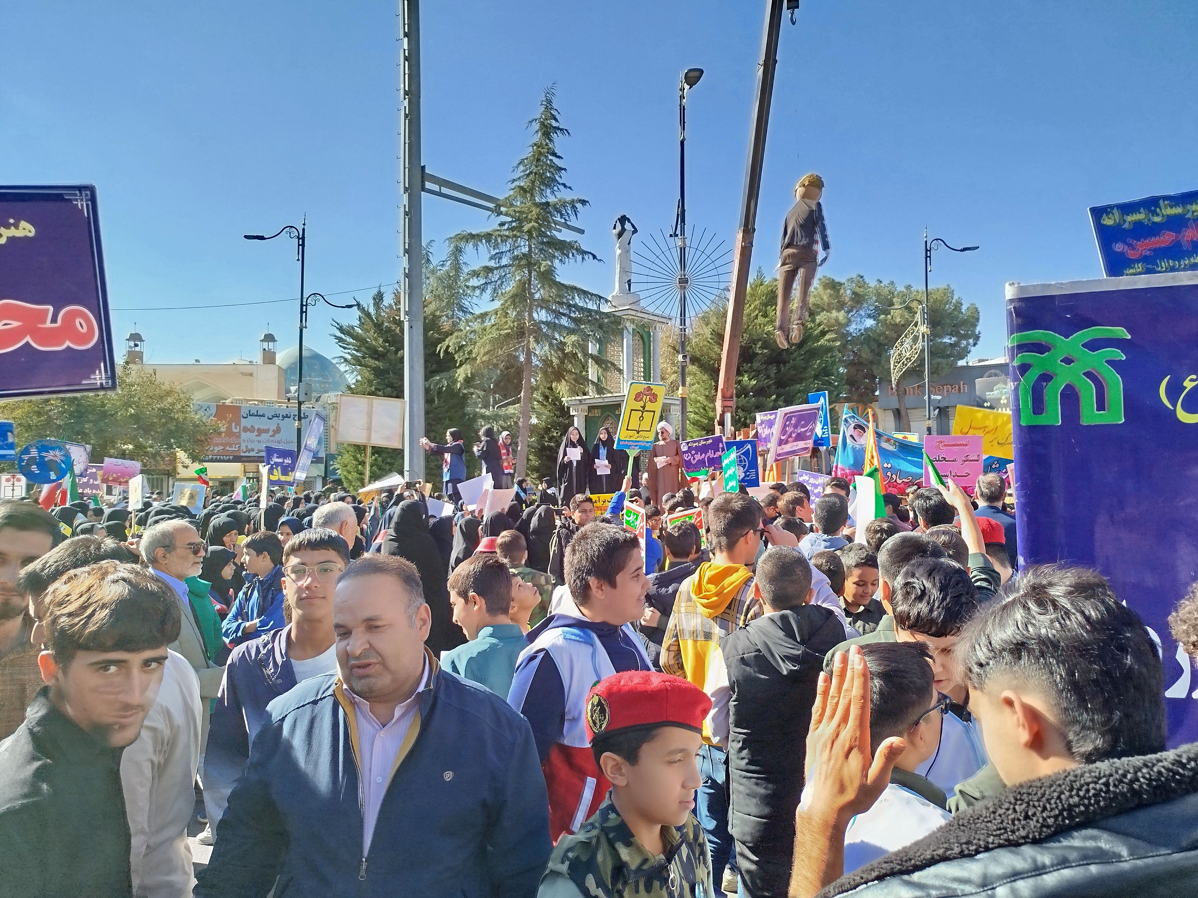 مردم کاشمر با گام‌های استوار در مسیر آرمان‌های انقلاب گام برداشتند 