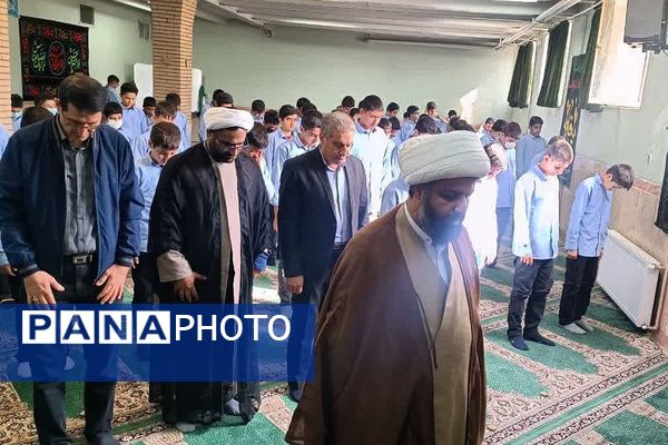 برپایی نماز جماعت مدارس کهریزک با حضور امام جمعه منطقه 