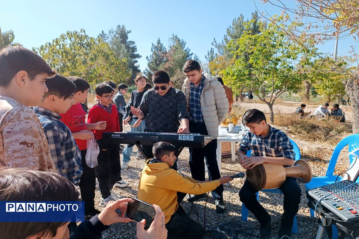 برگزای اردوی تفریحی دبیرستان رجایی یک به‌مناسبت هفته بسیج 