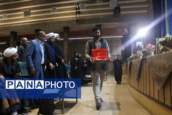 مراسم تقدیر از نخبه قرآنی دانشگاه فرهنگیان یزد 