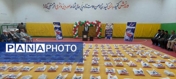 توزیع بسته‌های نوشت افزار ویژه دانش‌آموزان کم برخوردار در باخرز 